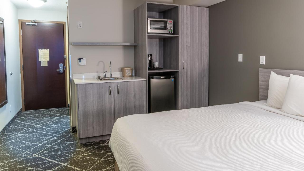Microtel Inn & Suites By Wyndham Лойдминстер Екстериор снимка