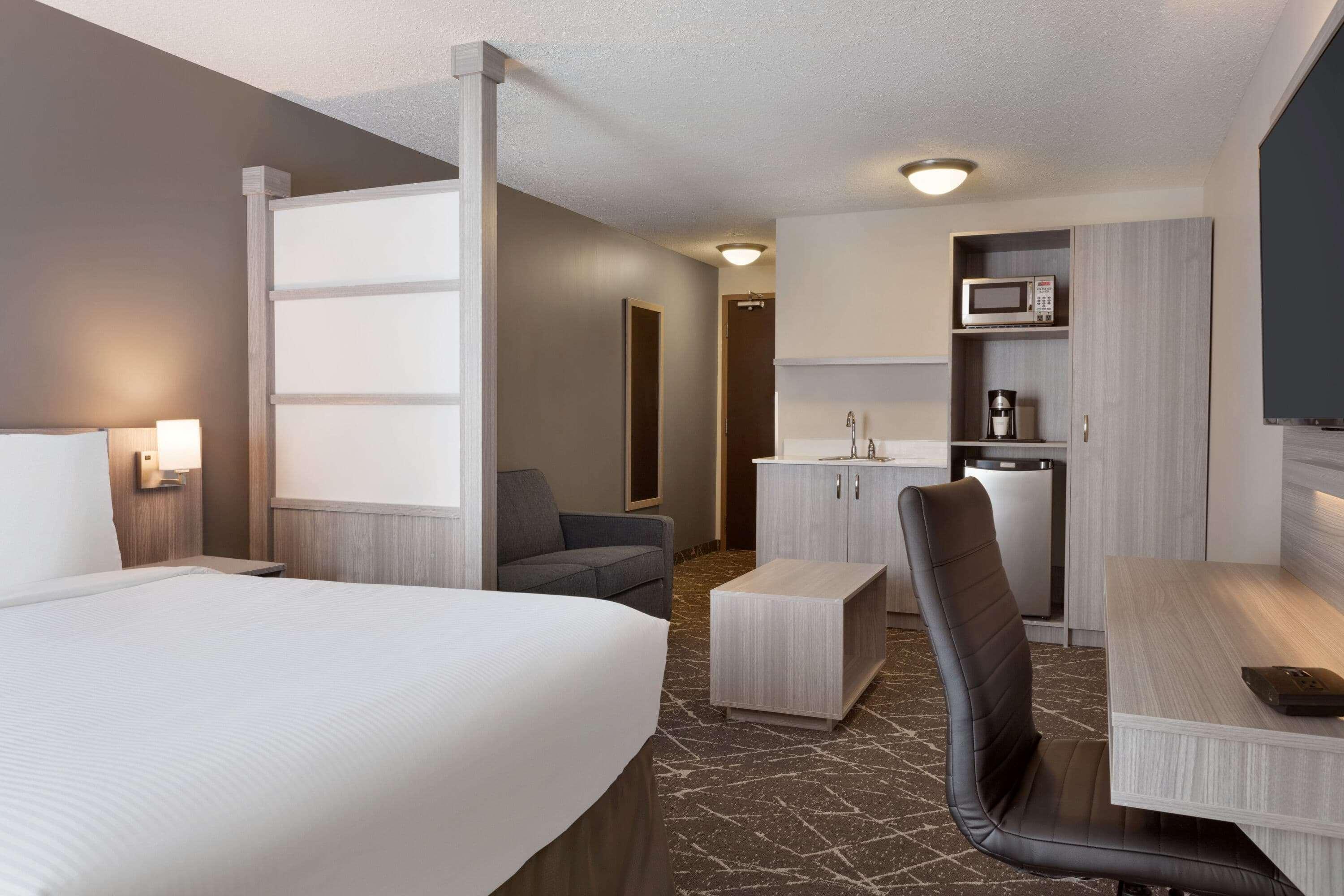 Microtel Inn & Suites By Wyndham Лойдминстер Екстериор снимка