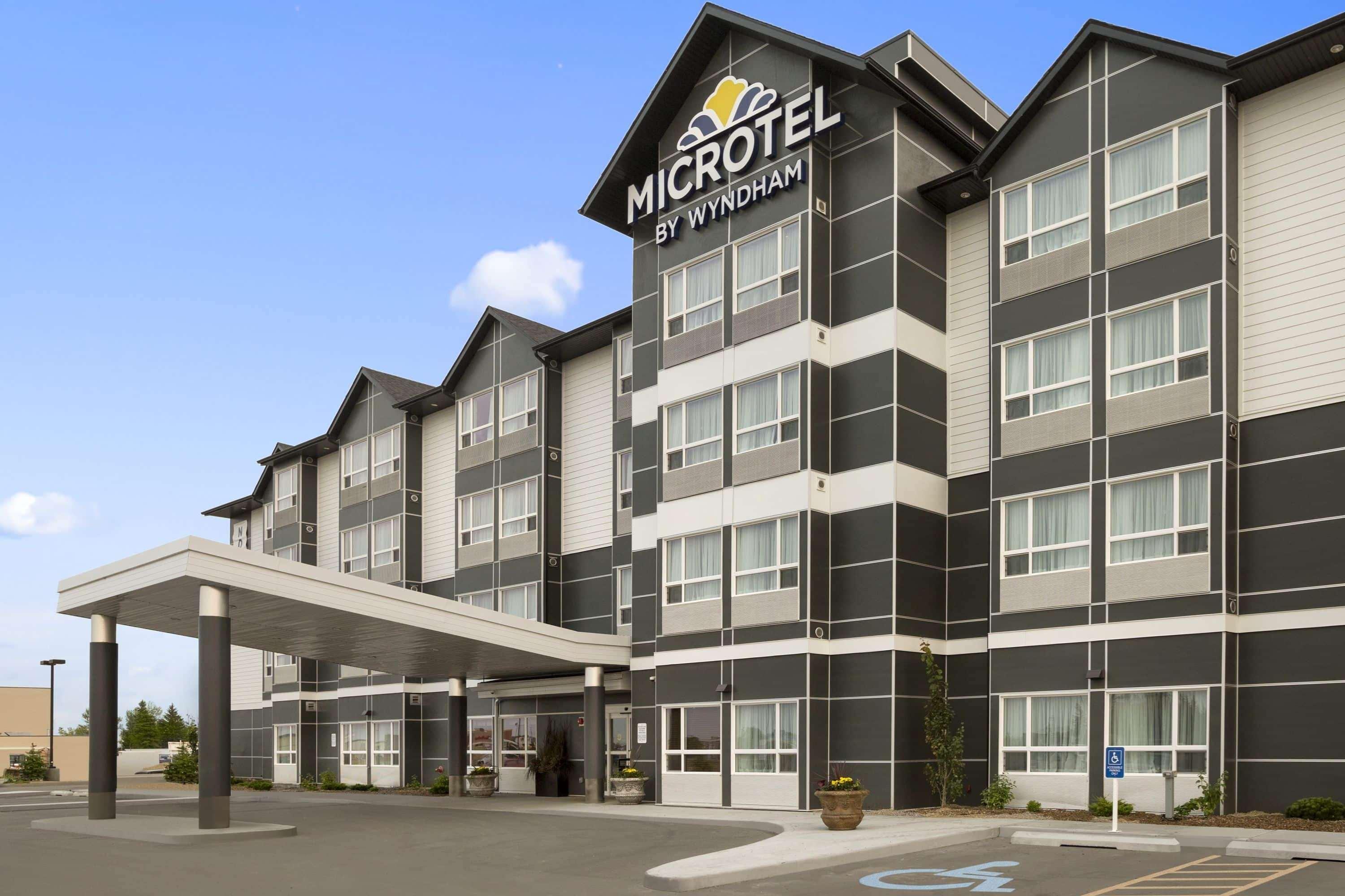 Microtel Inn & Suites By Wyndham Лойдминстер Екстериор снимка