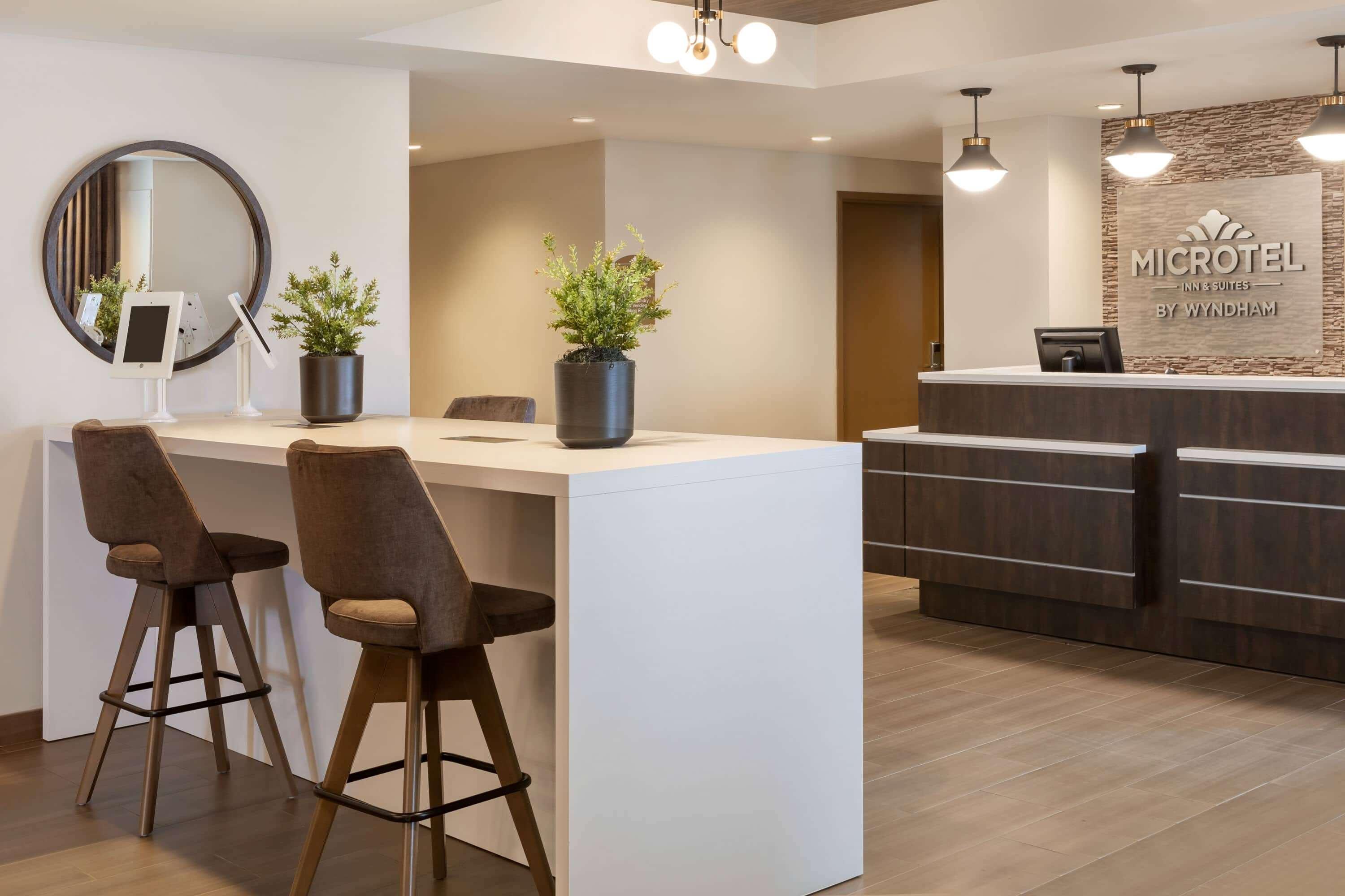 Microtel Inn & Suites By Wyndham Лойдминстер Екстериор снимка