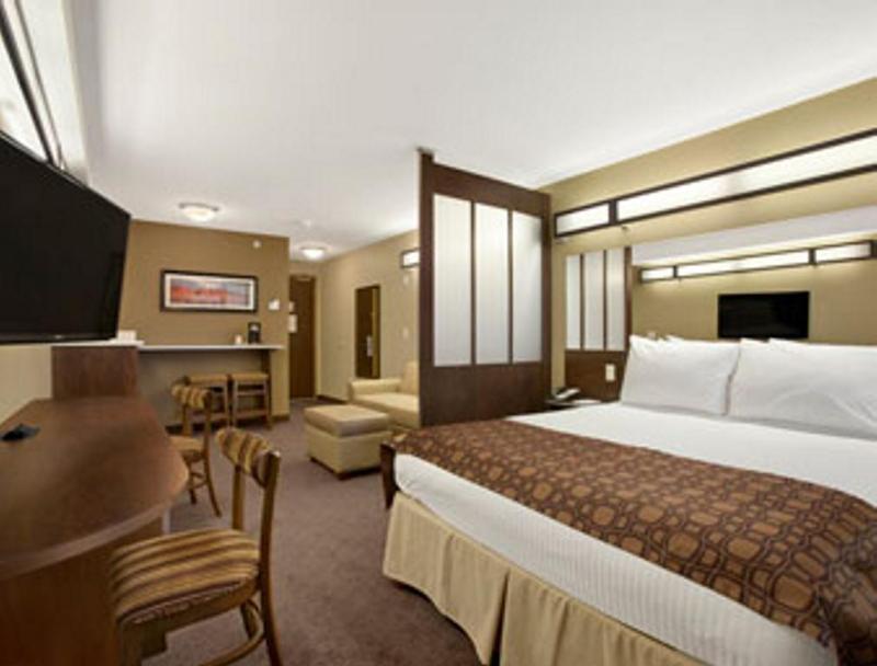 Microtel Inn & Suites By Wyndham Лойдминстер Екстериор снимка